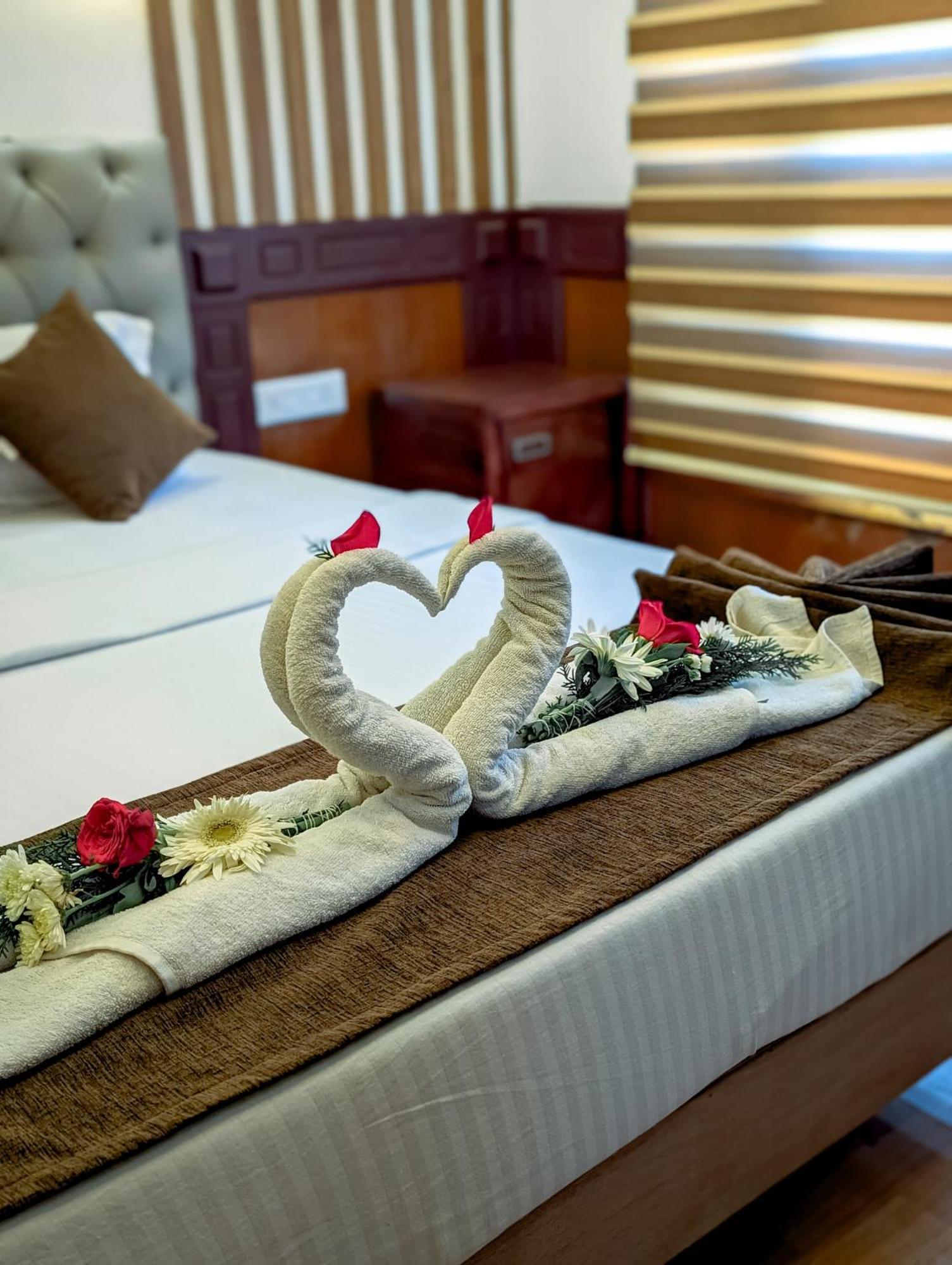Grand Villa Houseboat Kumarakom Exterior photo